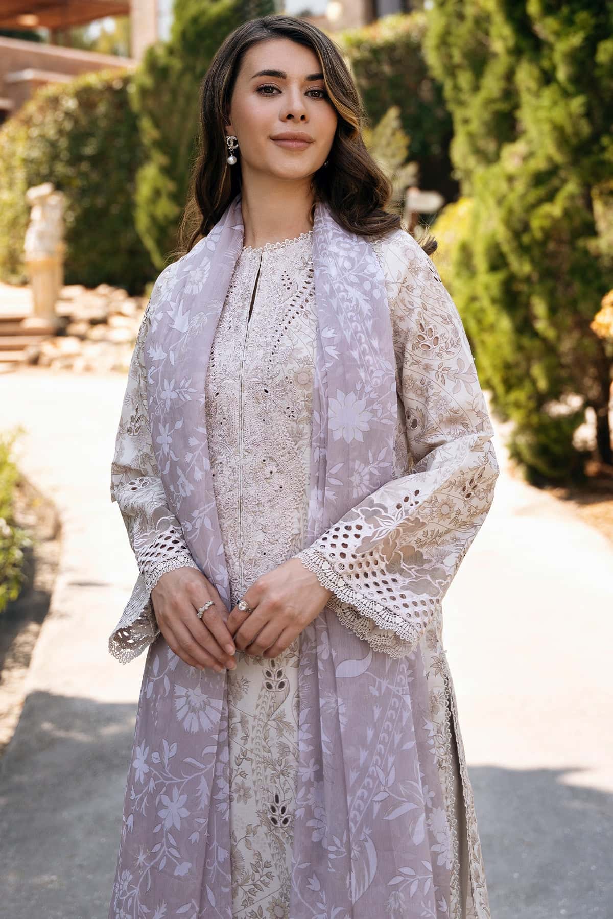 Afrozeh | Damask The Holiday Edit 25 | Lunetta A M Off White Lawn