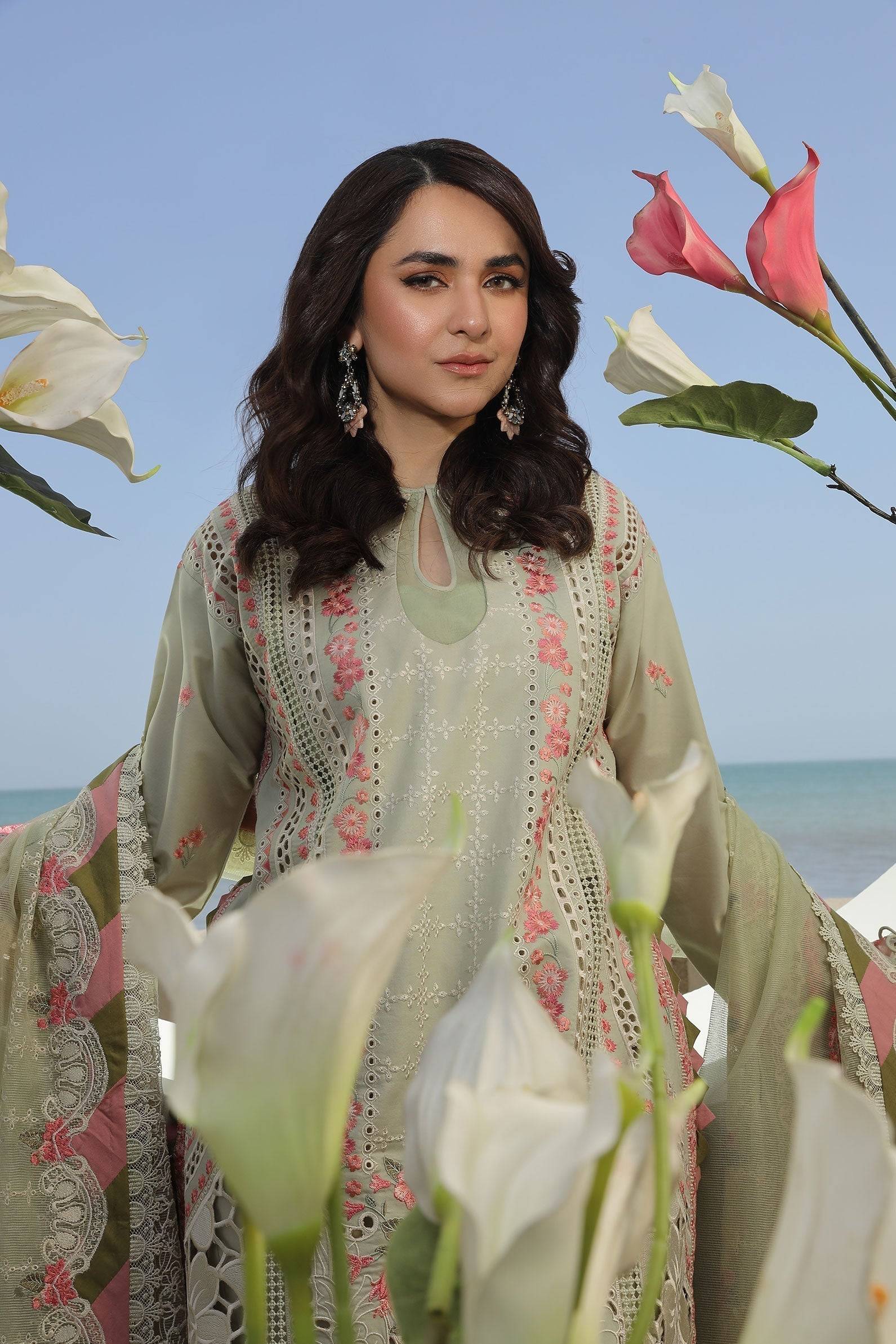 Maryam Hussain | Luxury Lawn 24 | HAVANA - Pakistani Designer Dress - by Maryam Hussain | Type: Luxury - 100% Original at Saira Sultan