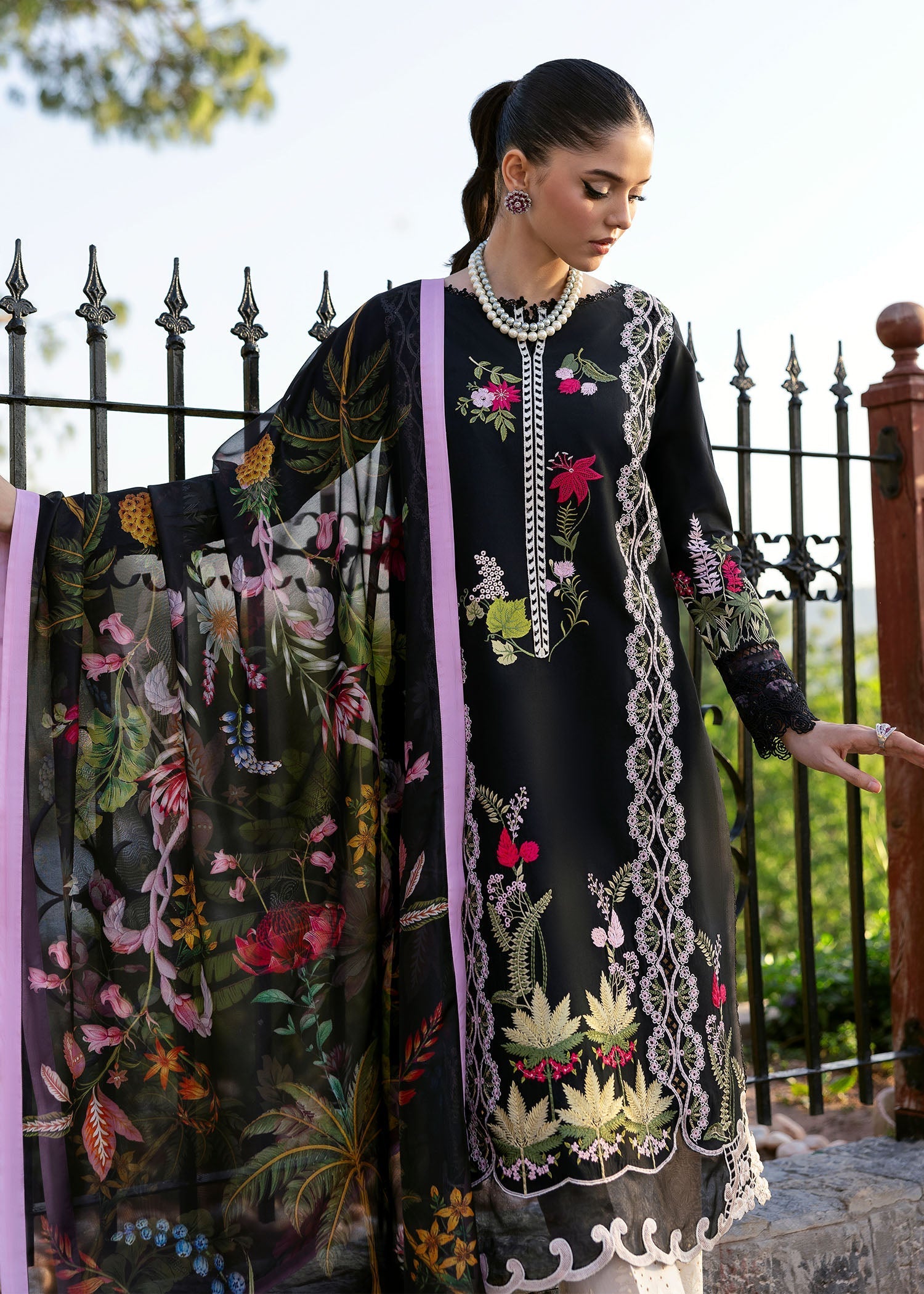 Saira Shakira | Bloom Lawn 25 | SAUVAGE 6-B L Black Lawn