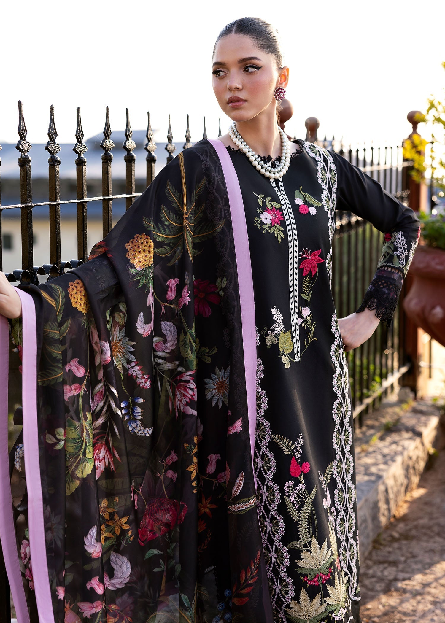 Saira Shakira | Bloom Lawn 25 | SAUVAGE 6-B M Black Lawn