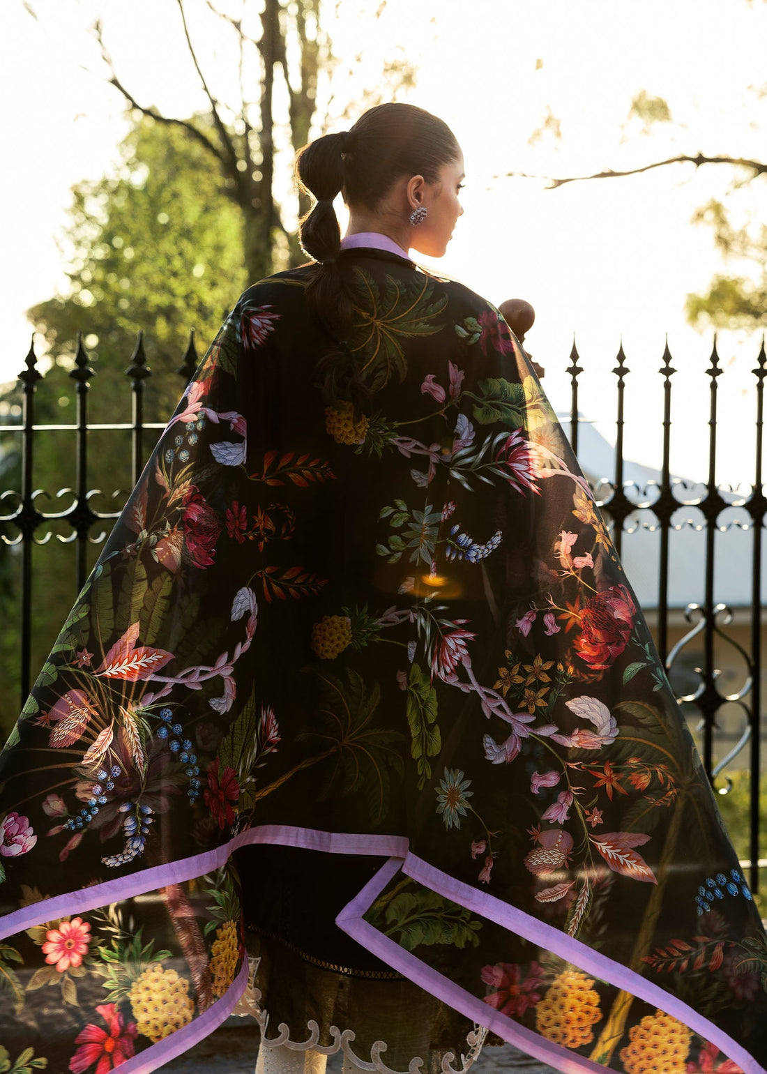 Saira Shakira | Bloom Lawn 25 | SAUVAGE 6-B XS Black Lawn