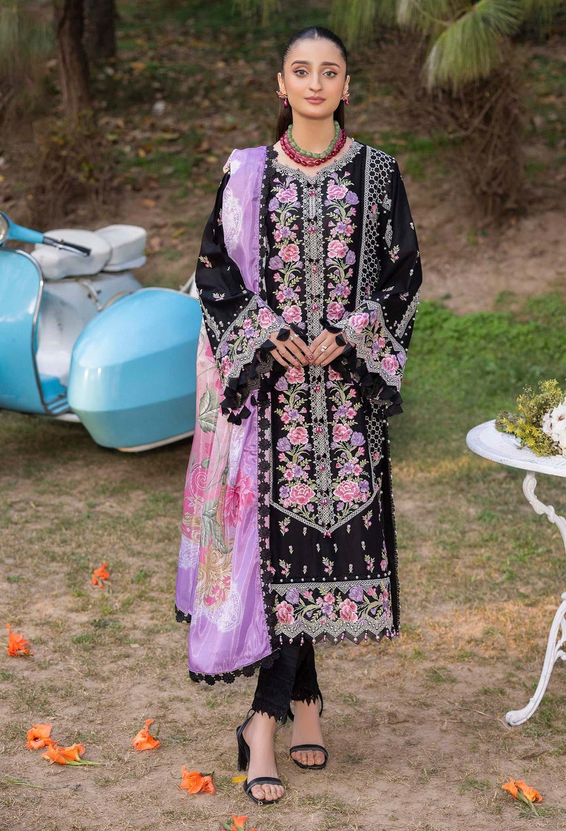 Adans Libas | Gul Rukh Lawn 25 | RUKH 2837 XS Black Lawn