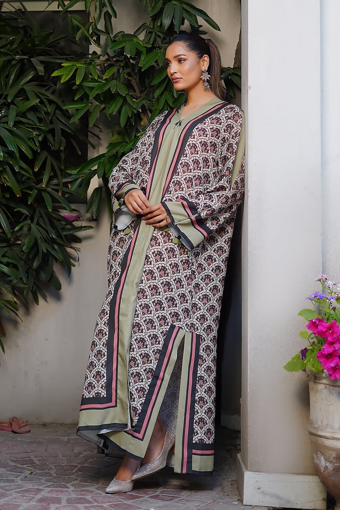 Erum Khan | Nue 25 | Mystic Charm XS Off White Grip Silk