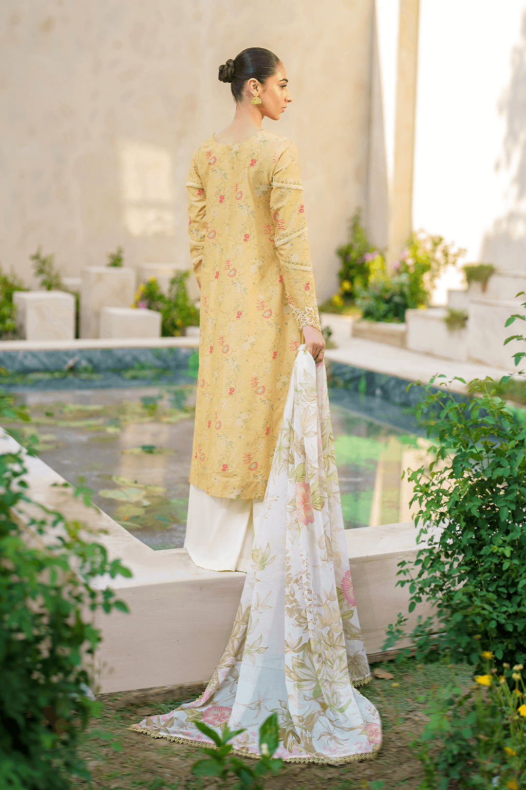 Iznik | Festive lawn 24 | SFL-09 - Pakistani Designer Dress - by Iznik | Type: Luxury - 100% Original at Saira Sultan