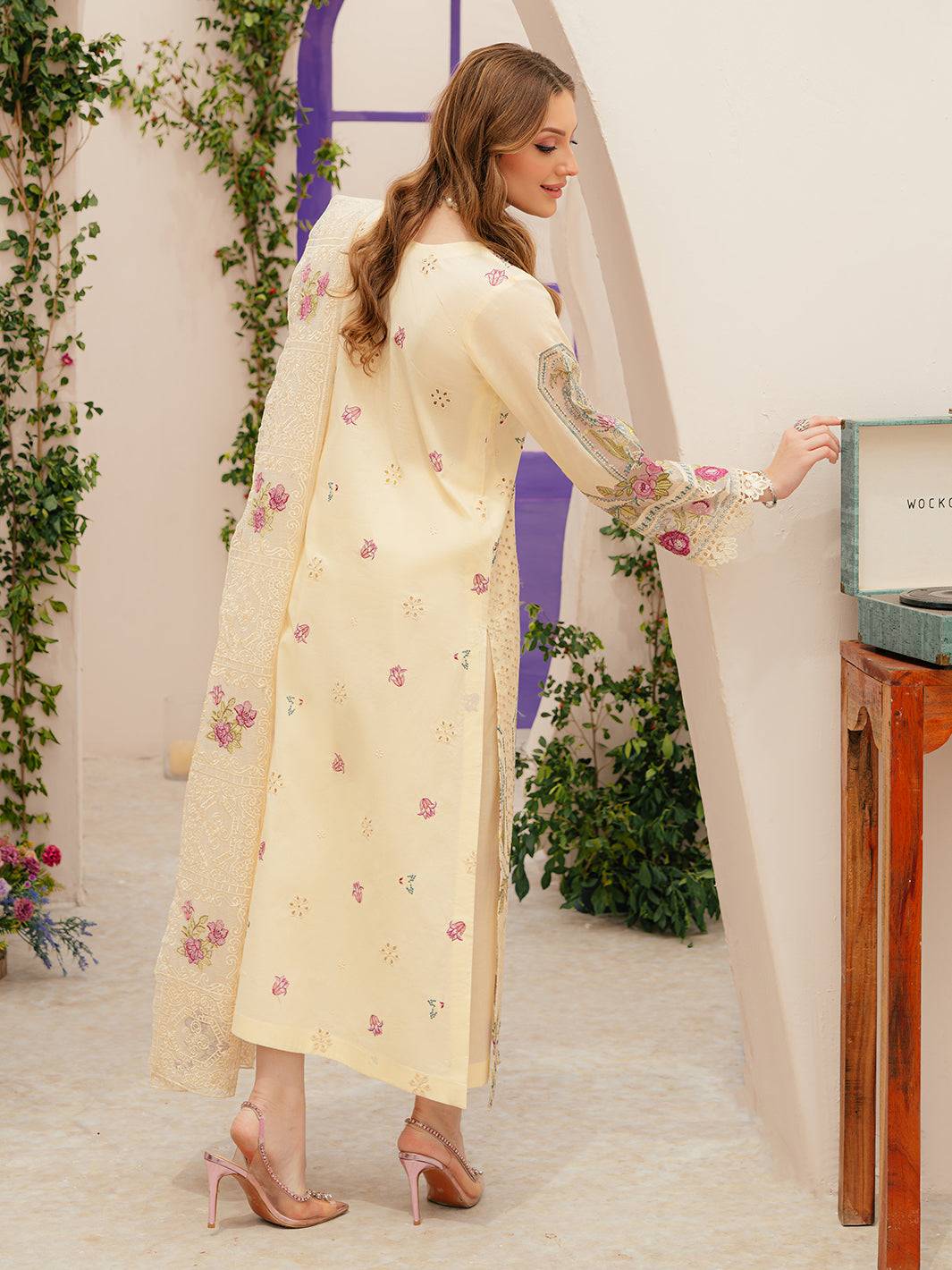 Mahnur | Allenura Luxury Lawn 24 | AMOUR - Pakistani Designer Dress - by Mahnur | Type: Luxury - 100% Original at Saira Sultan
