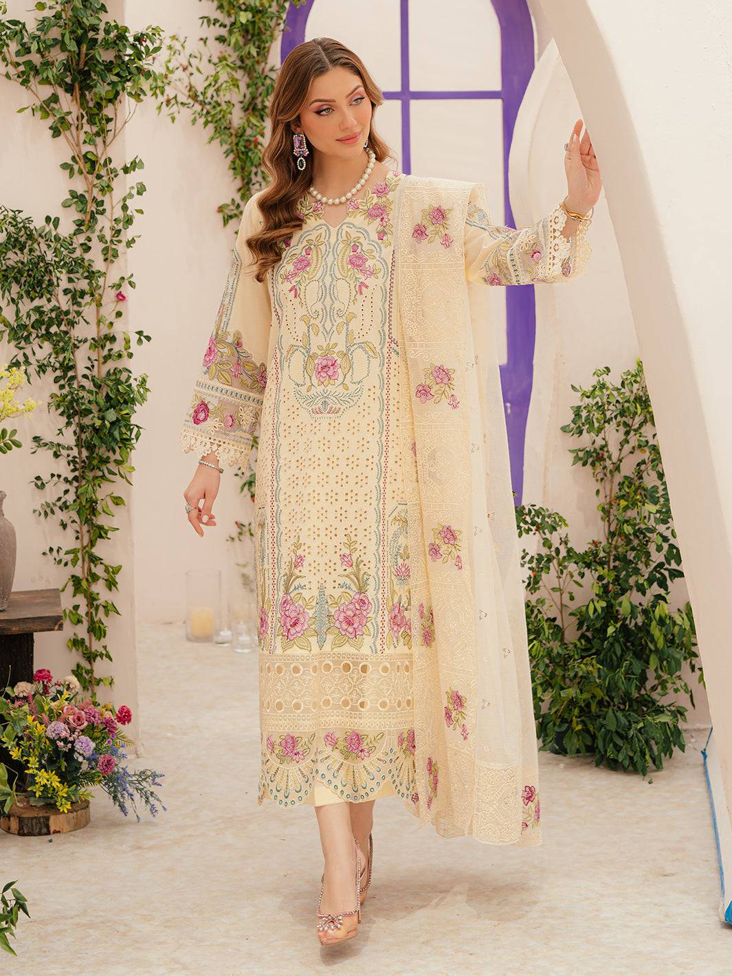 Mahnur | Allenura Luxury Lawn 24 | AMOUR - Pakistani Designer Dress - by Mahnur | Type: Luxury - 100% Original at Saira Sultan