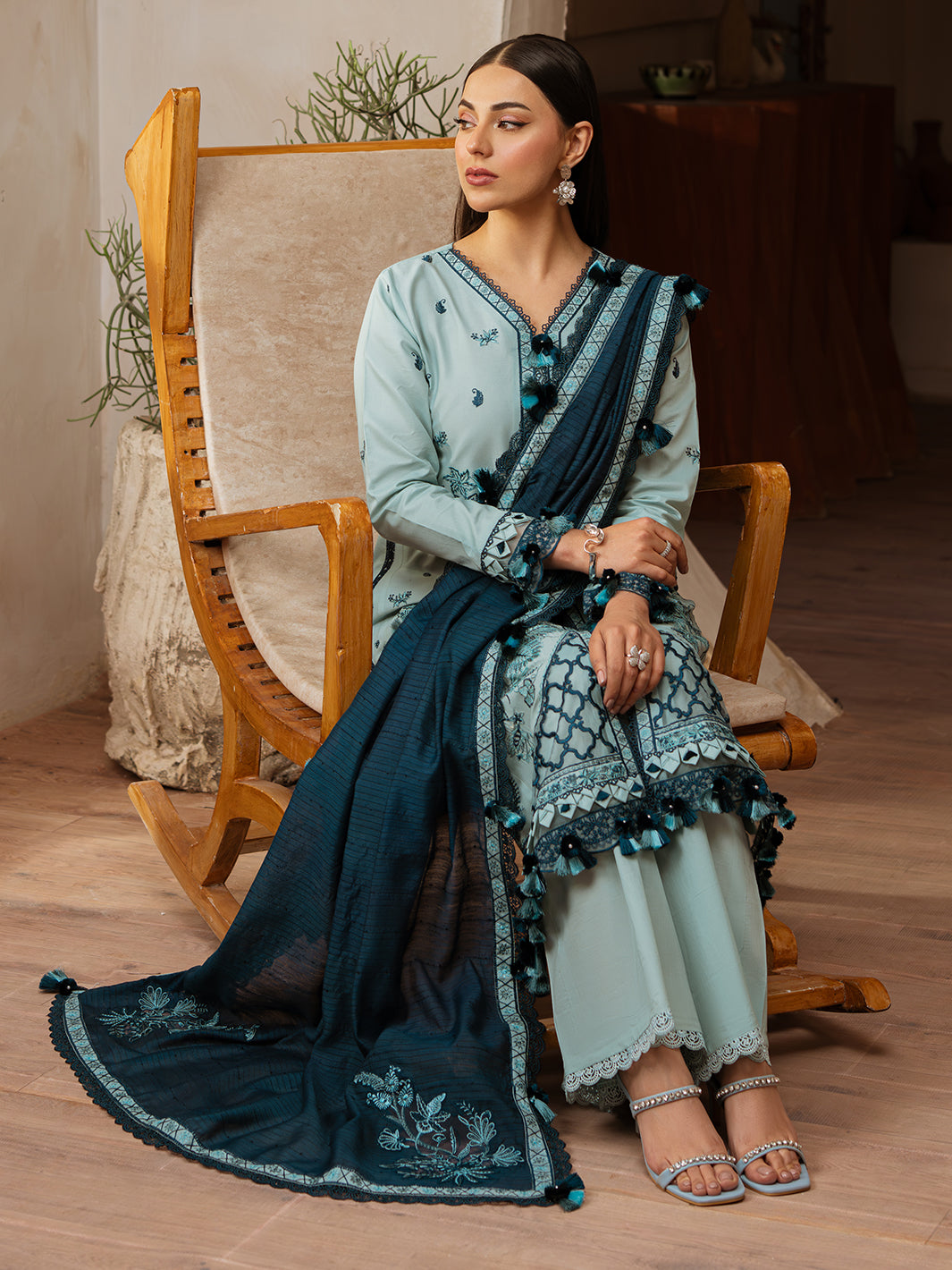 Mahnur | Florence Luxury Lawn 25 | AIYLEEN XL Ice Blue Lawn