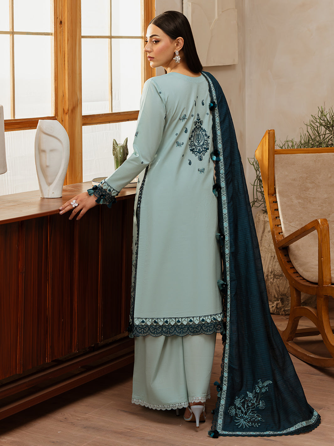 Mahnur | Florence Luxury Lawn 25 | AIYLEEN XS Ice Blue Lawn