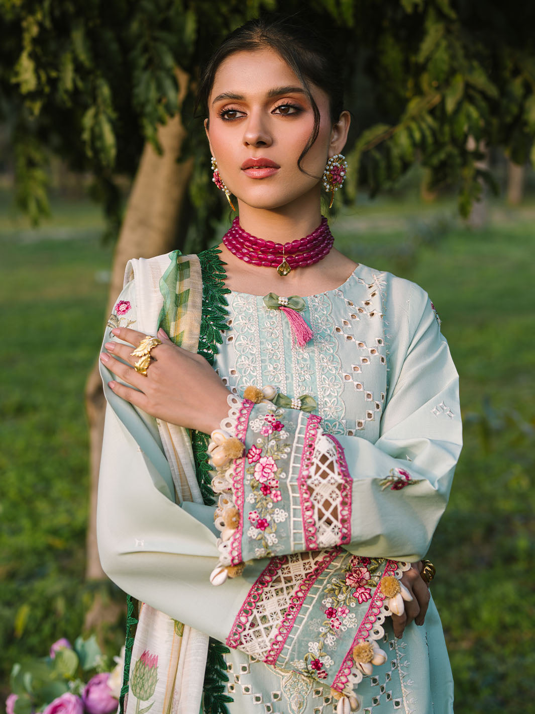 Mahnur | Dahlia Luxury Lawn 25 | Ana M Off White Lawn