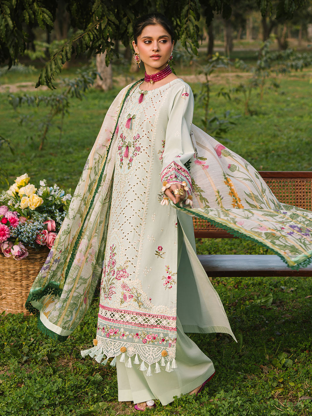 Mahnur | Dahlia Luxury Lawn 25 | Ana XL Off White Lawn