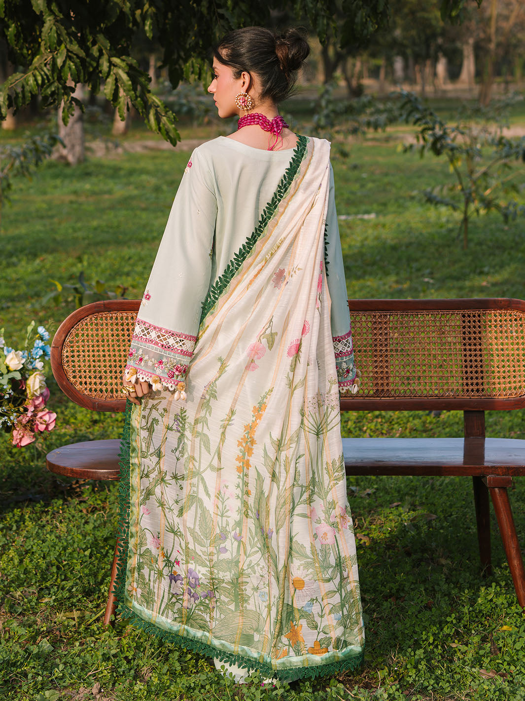Mahnur | Dahlia Luxury Lawn 25 | Ana XS Off White Lawn