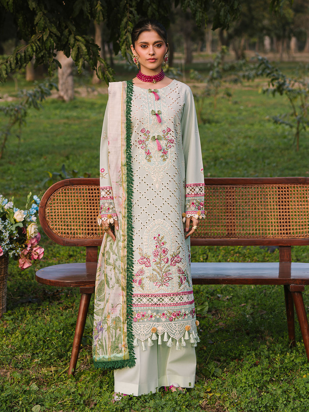 Mahnur | Dahlia Luxury Lawn 25 | Ana XS Off White Lawn