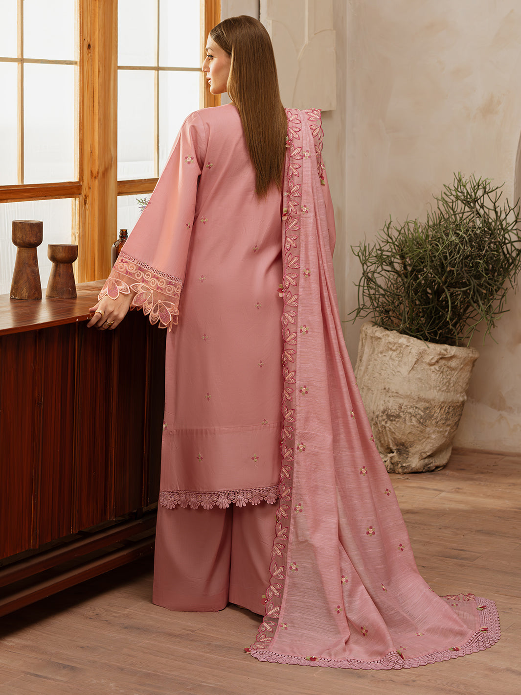 Mahnur | Florence Luxury Lawn 25 | AZMEY XS Pink Lawn
