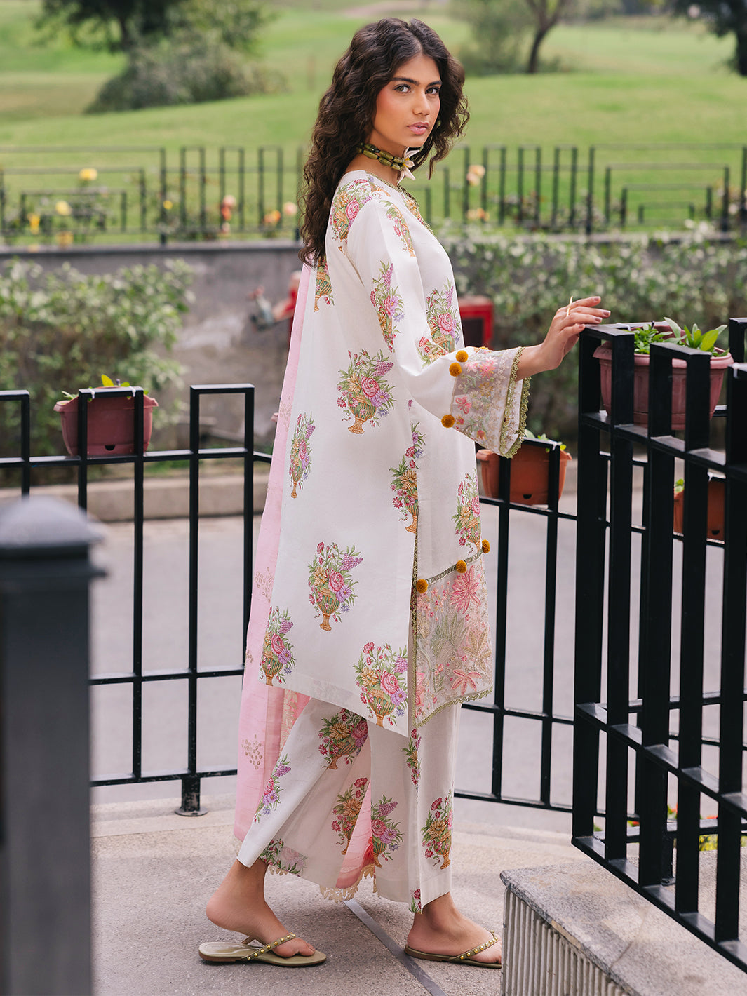 Mahnur | Broadway Luxury Lawn 25 | Cherry Blossom XS White Lawn