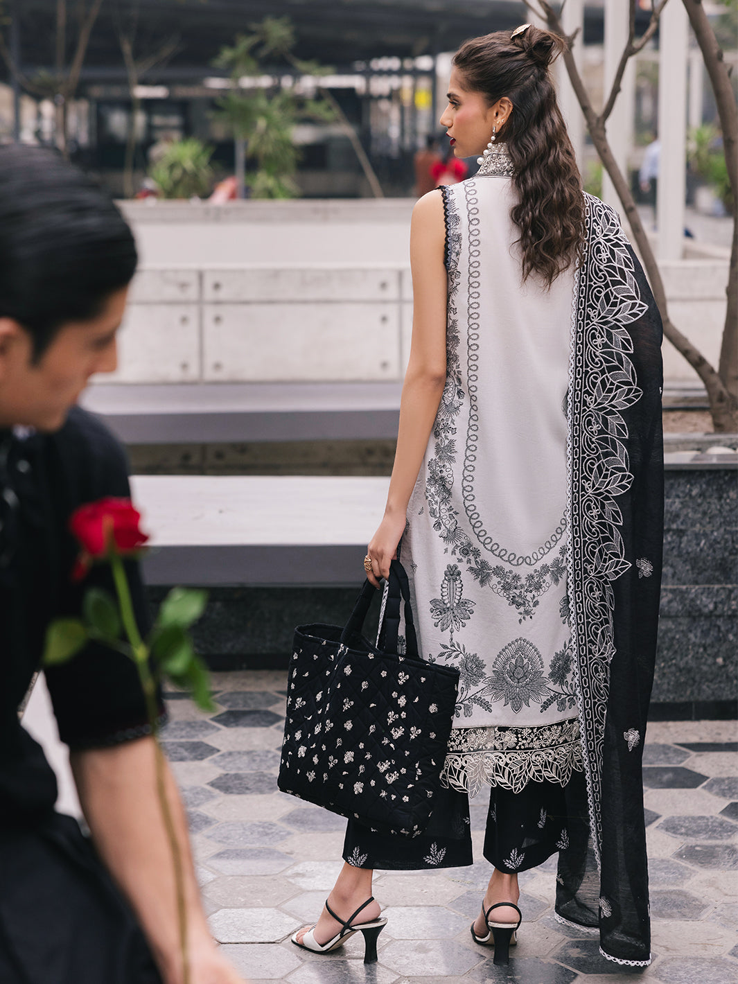 Mahnur | Broadway Luxury Lawn 25 | Daisy XS Off White Lawn