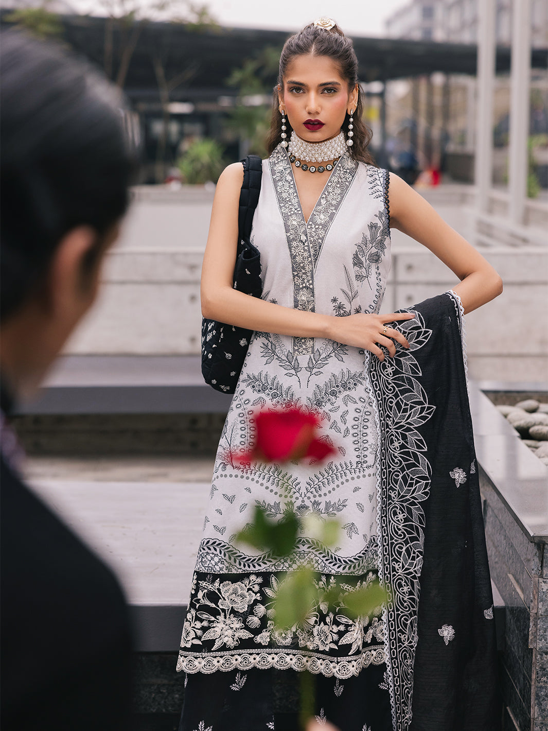 Mahnur | Broadway Luxury Lawn 25 | Daisy L Off White Lawn