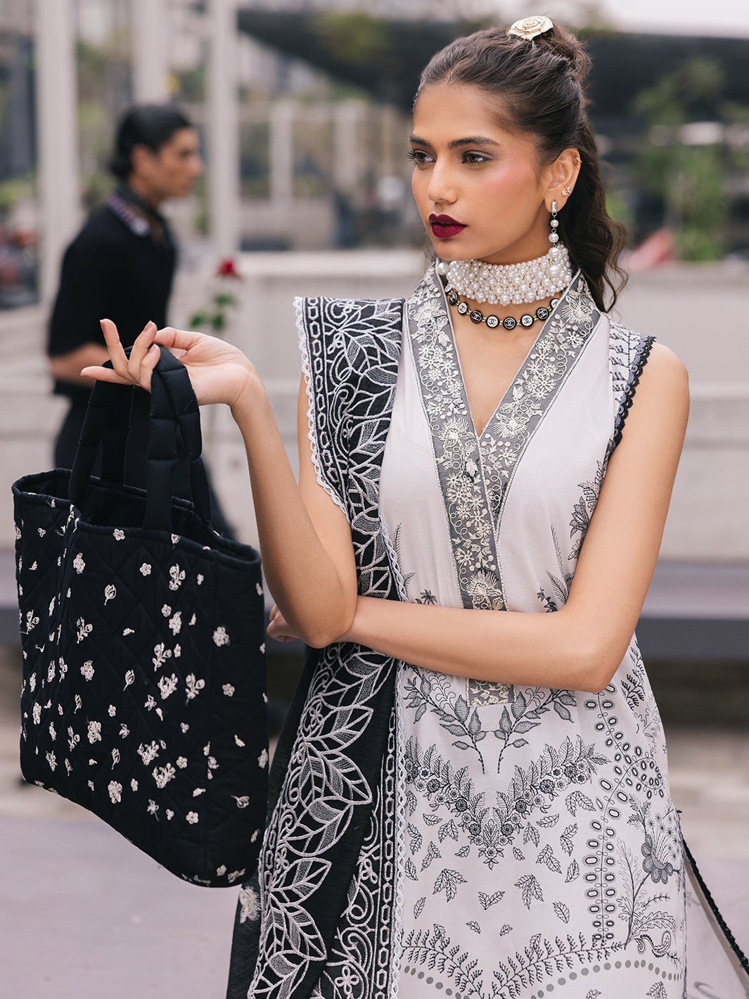 Mahnur | Broadway Luxury Lawn 25 | Daisy M Off White Lawn
