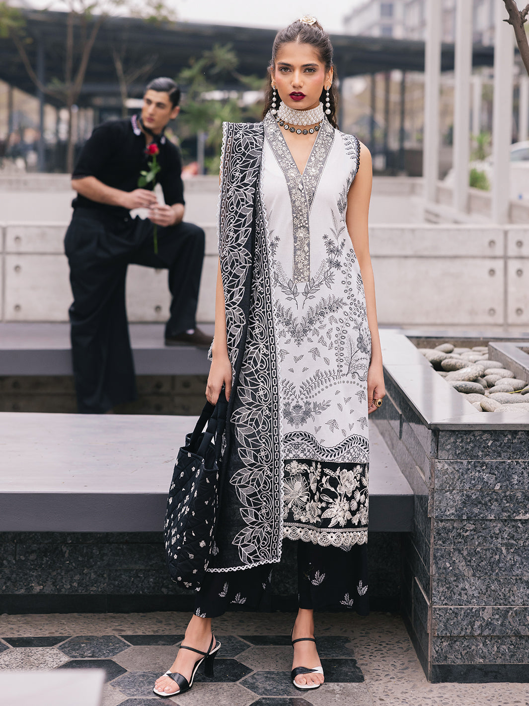 Mahnur | Broadway Luxury Lawn 25 | Daisy XS Off White Lawn