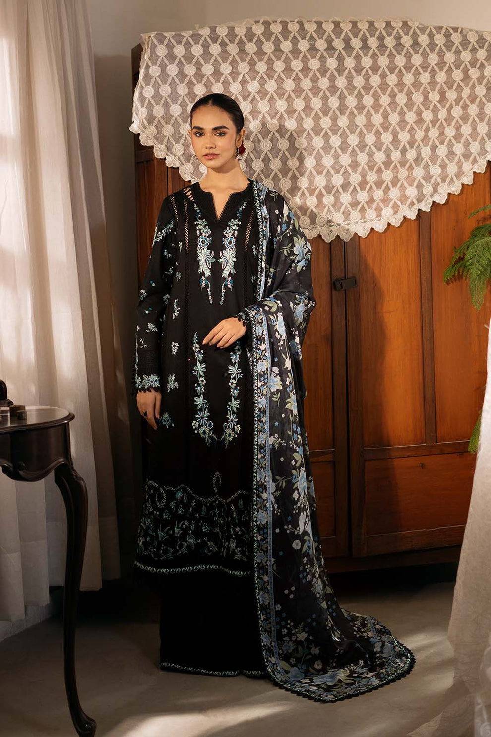 Zarposh | Sajni Lawn 25 | Mahzadi XS Black Lawn
