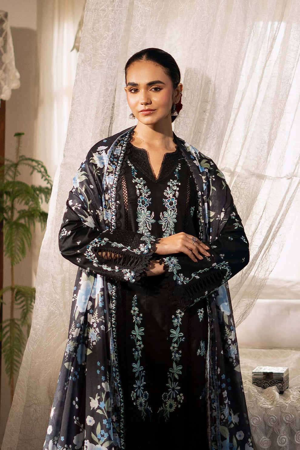Zarposh | Sajni Lawn 25 | Mahzadi L Black Lawn