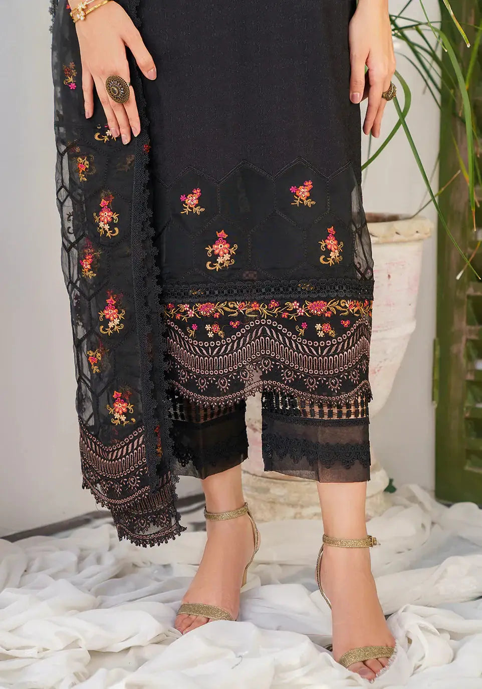 Zarqash | Belle Ame 24 | BL 007 Jardin Noir - Pakistani Designer Dress - by Zarqash | Type: Luxury - 100% Original at Saira Sultan