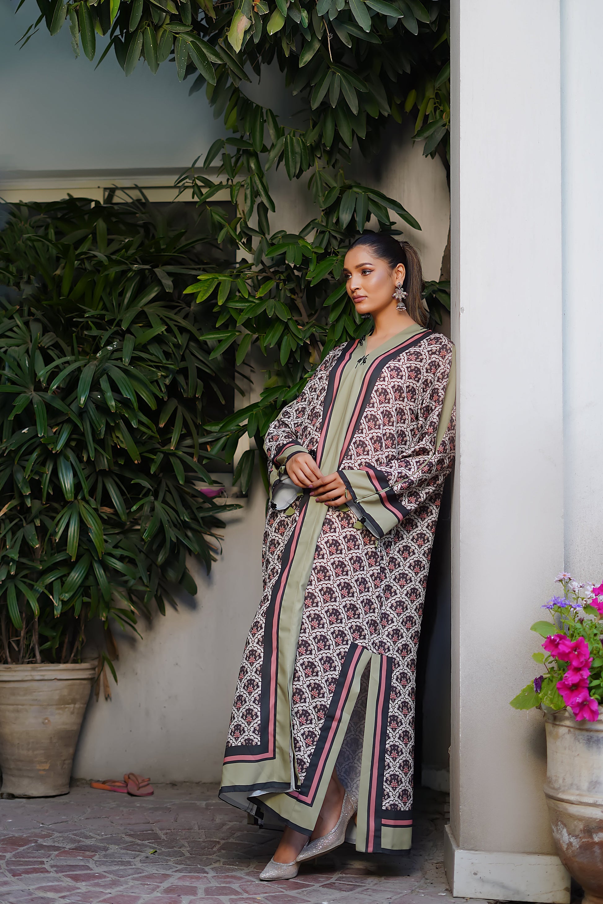 Erum Khan | Nue 25 | Mystic Charm L Off White Grip Silk