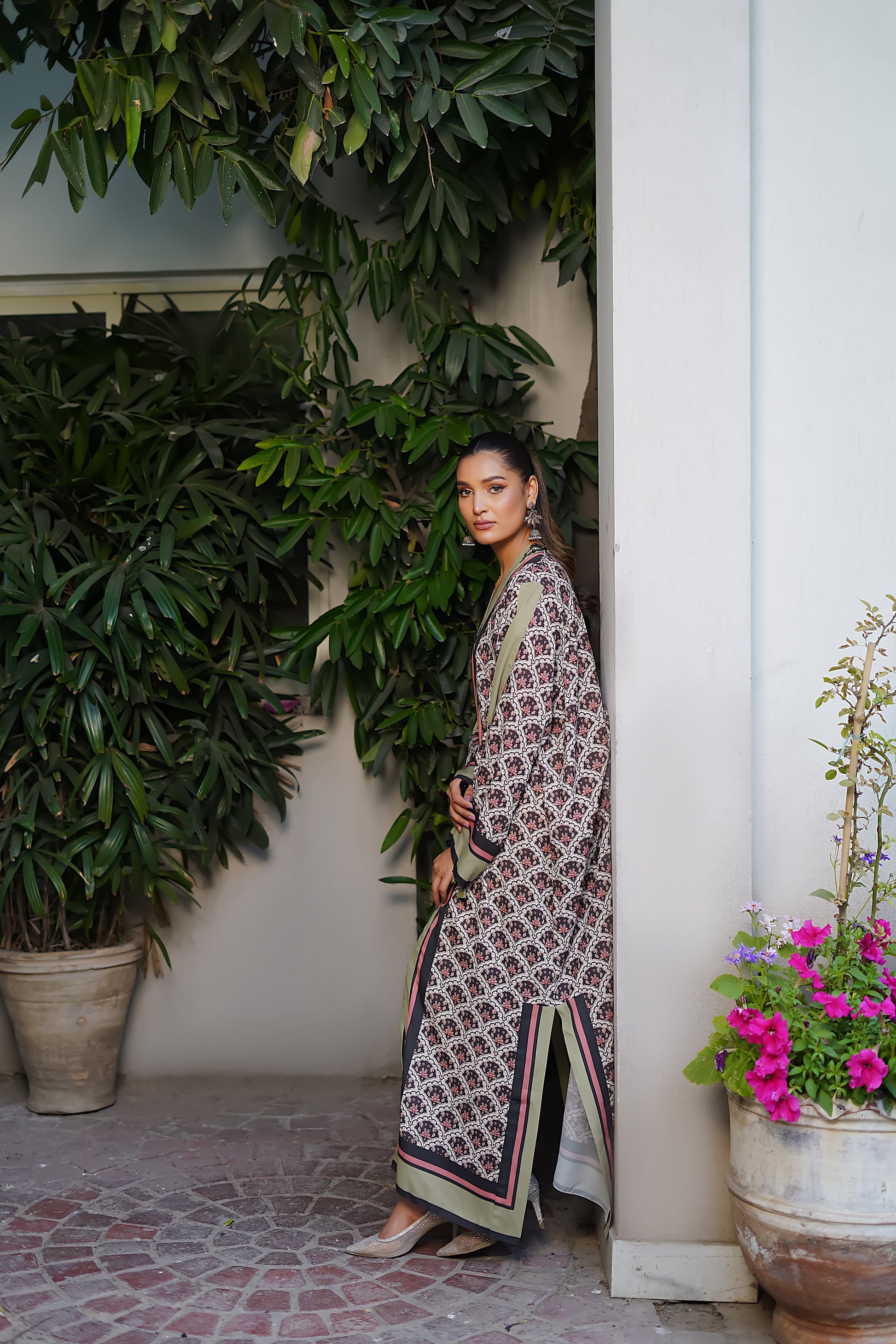 Erum Khan | Nue 25 | Mystic Charm XL Off White Grip Silk