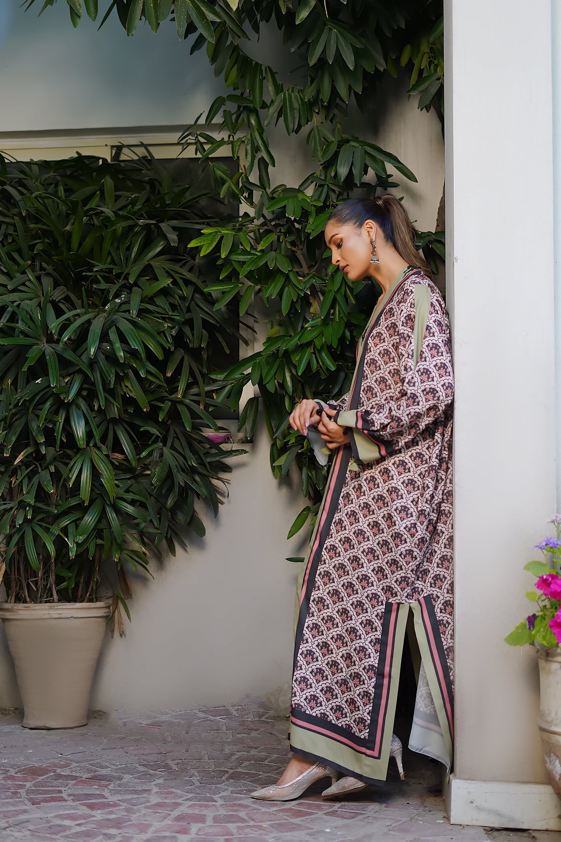 Erum Khan | Nue 25 | Mystic Charm XS Off White Grip Silk