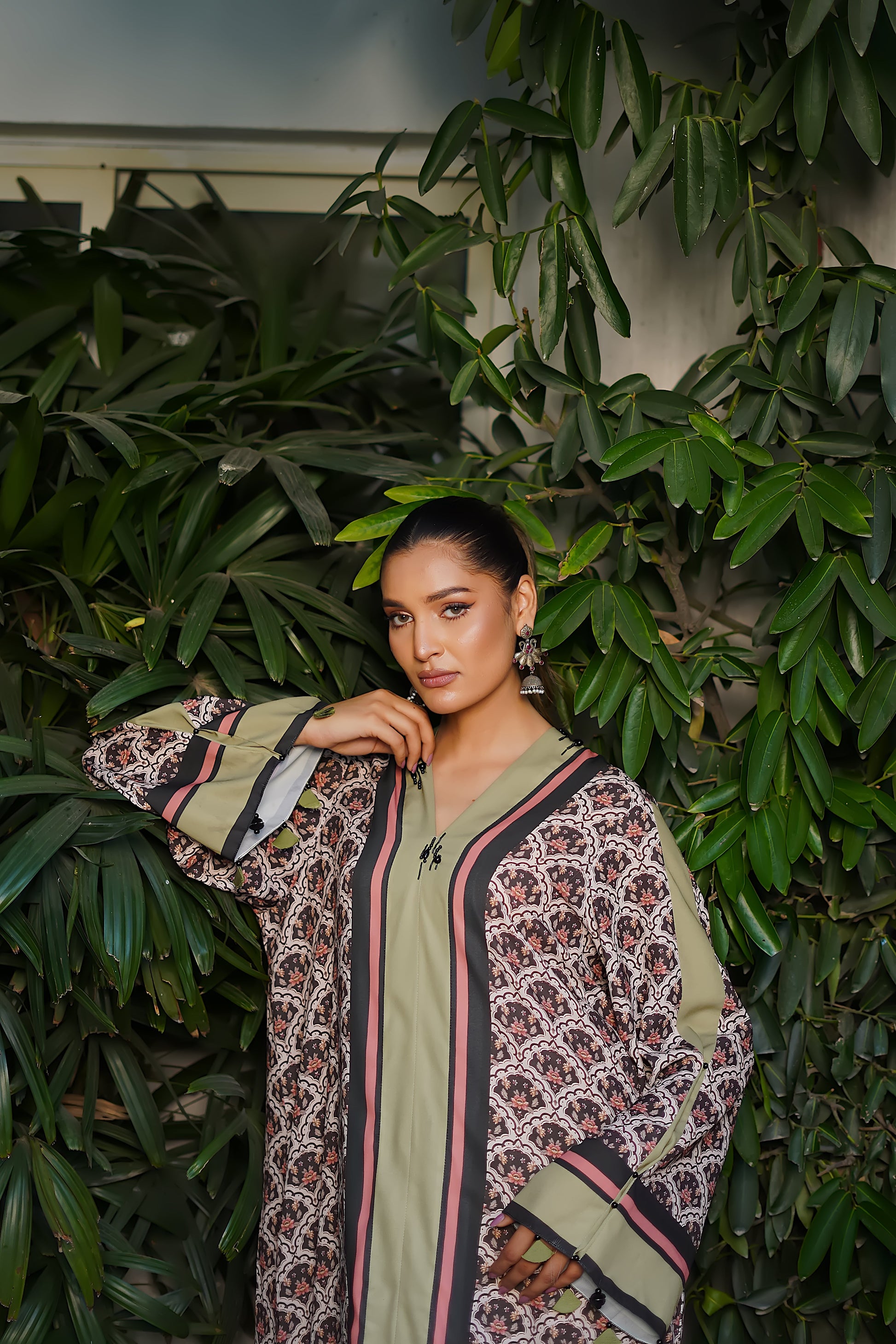 Erum Khan | Nue 25 | Mystic Charm M Off White Grip Silk