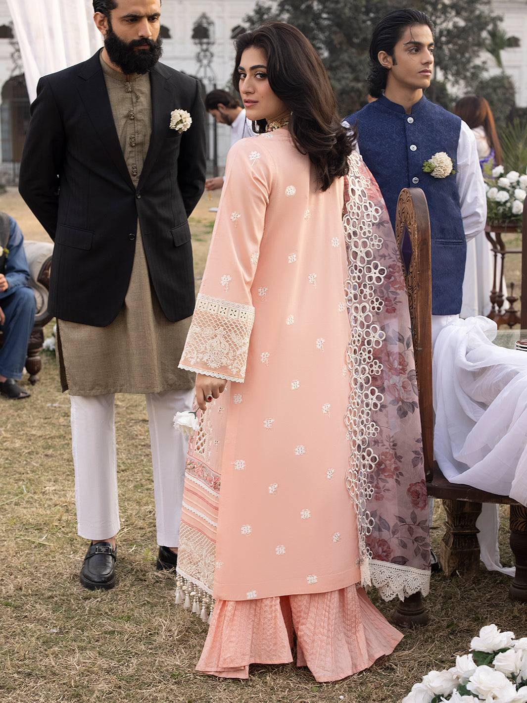 Mahnur | Mahrukh Luxury Lawn 24 | DAISY - Pakistani Designer Dress - by Mahnur | Type: Luxury - 100% Original at Saira Sultan