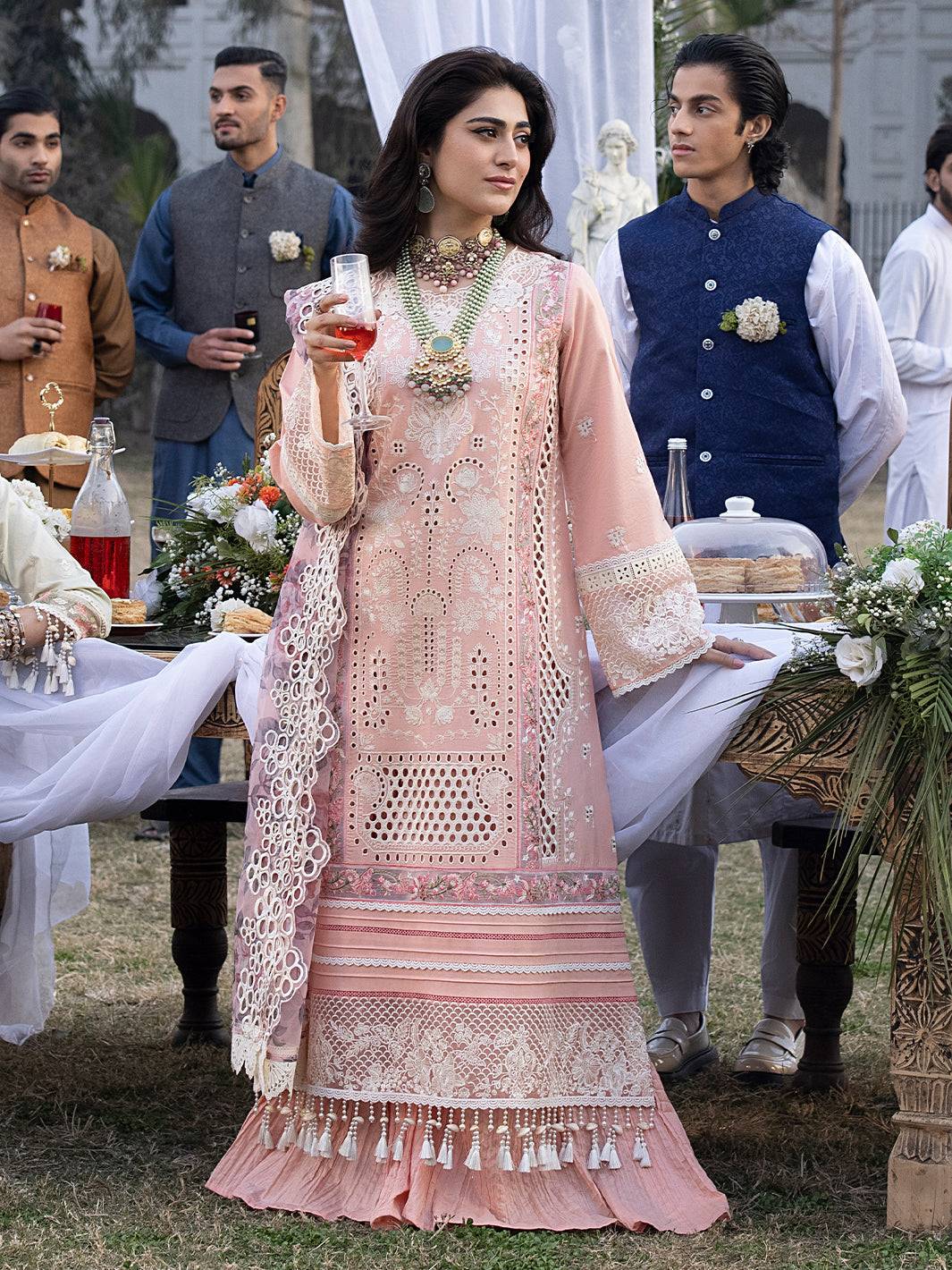 Mahnur | Mahrukh Luxury Lawn 24 | DAISY - Pakistani Designer Dress - by Mahnur | Type: Luxury - 100% Original at Saira Sultan