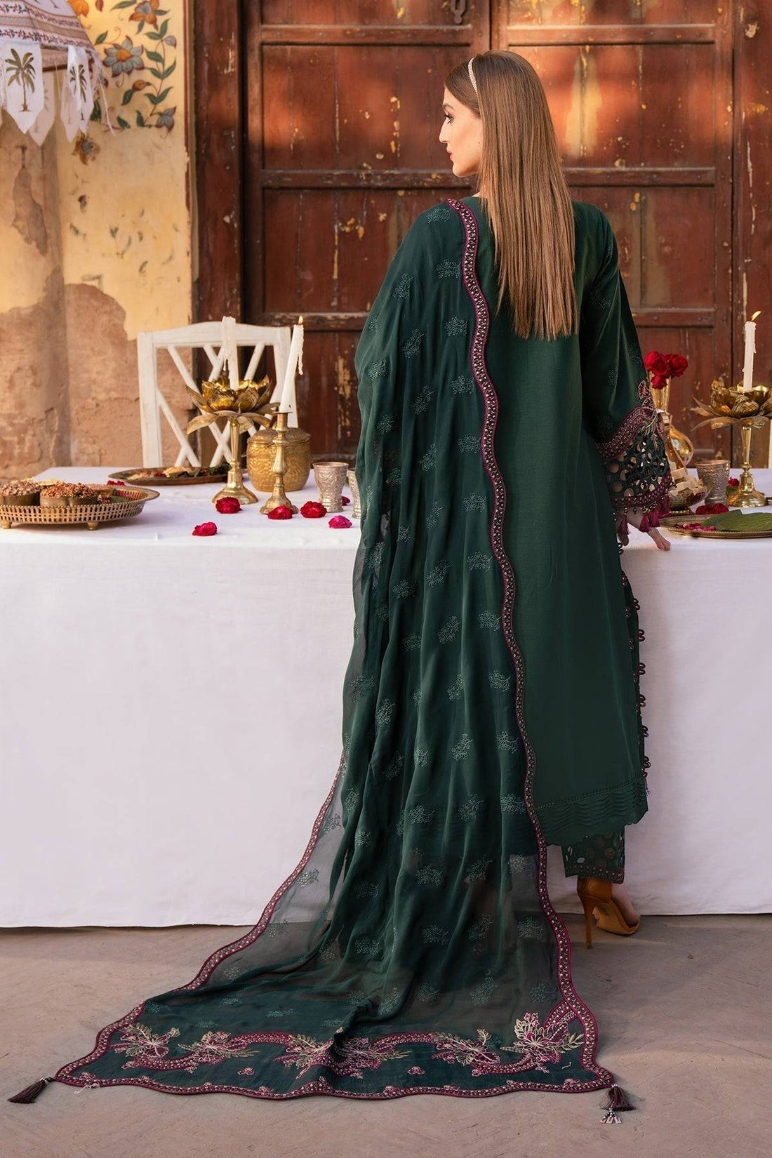 Alizeh | Rawayat Luxury Lawn 24 | Nafisa - Pakistani Designer Dress - by Alizeh | Type: Luxury - 100% Original at Saira Sultan