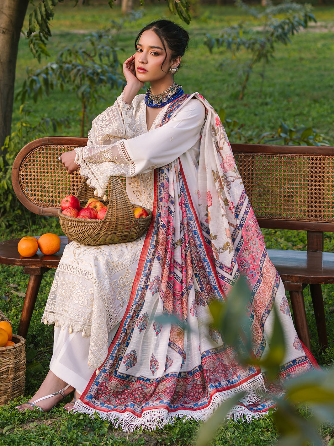 Mahnur | Dahlia Luxury Lawn 25 | Gia XL Off White Lawn