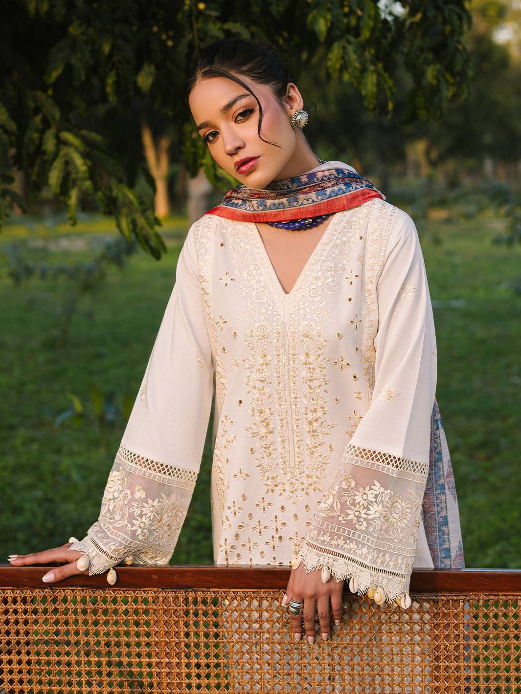 Mahnur | Dahlia Luxury Lawn 25 | Gia L Off White Lawn