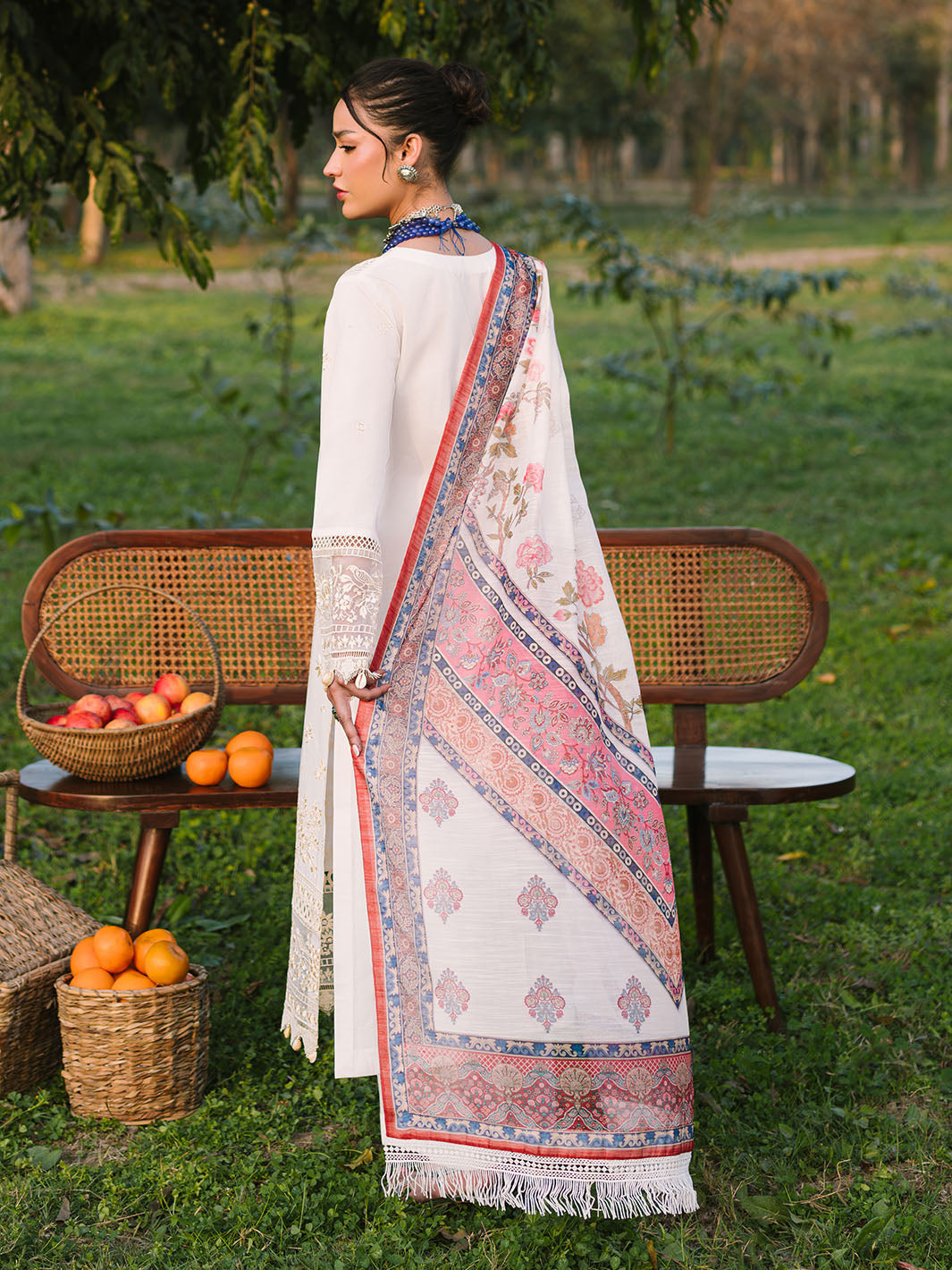 Mahnur | Dahlia Luxury Lawn 25 | Gia XS Off White Lawn