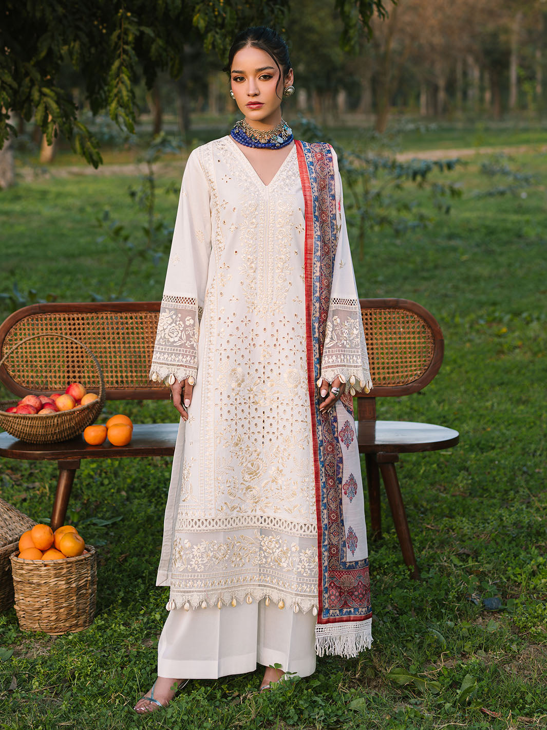 Mahnur | Dahlia Luxury Lawn 25 | Gia XS Off White Lawn