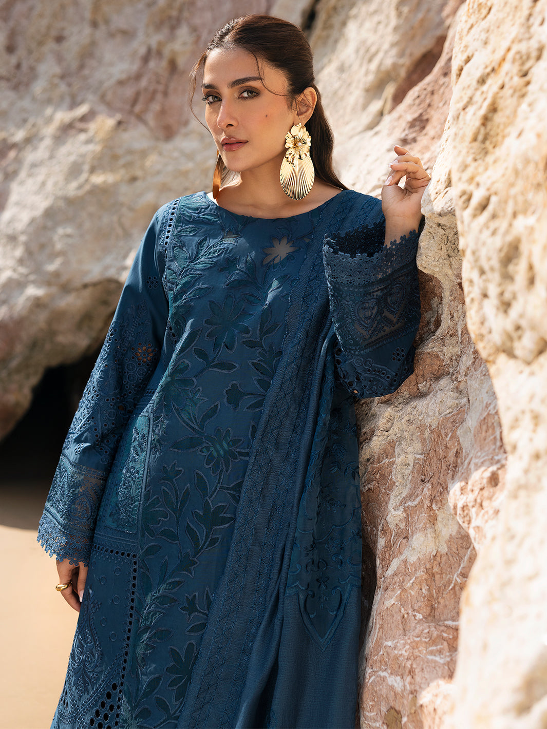 Mahnur | Sirena Luxury Lawn 25 | Iris L Zinc Lawn