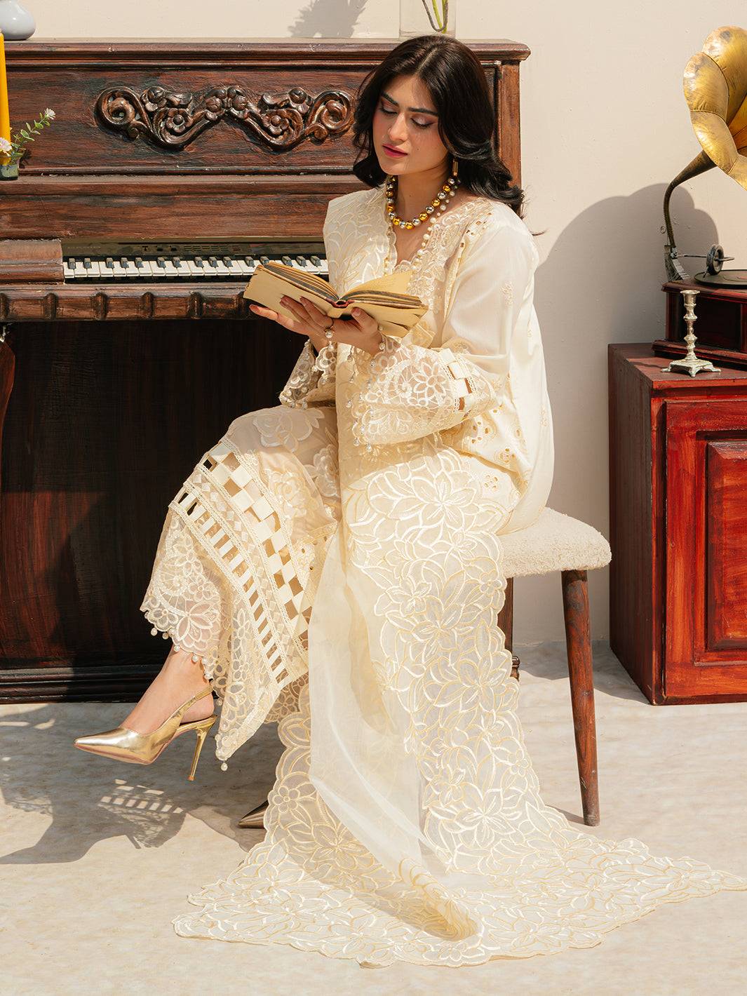 Mahnur | Allenura Luxury Lawn 24 | LUMINARY - Pakistani Designer Dress - by Mahnur | Type: Luxury - 100% Original at Saira Sultan