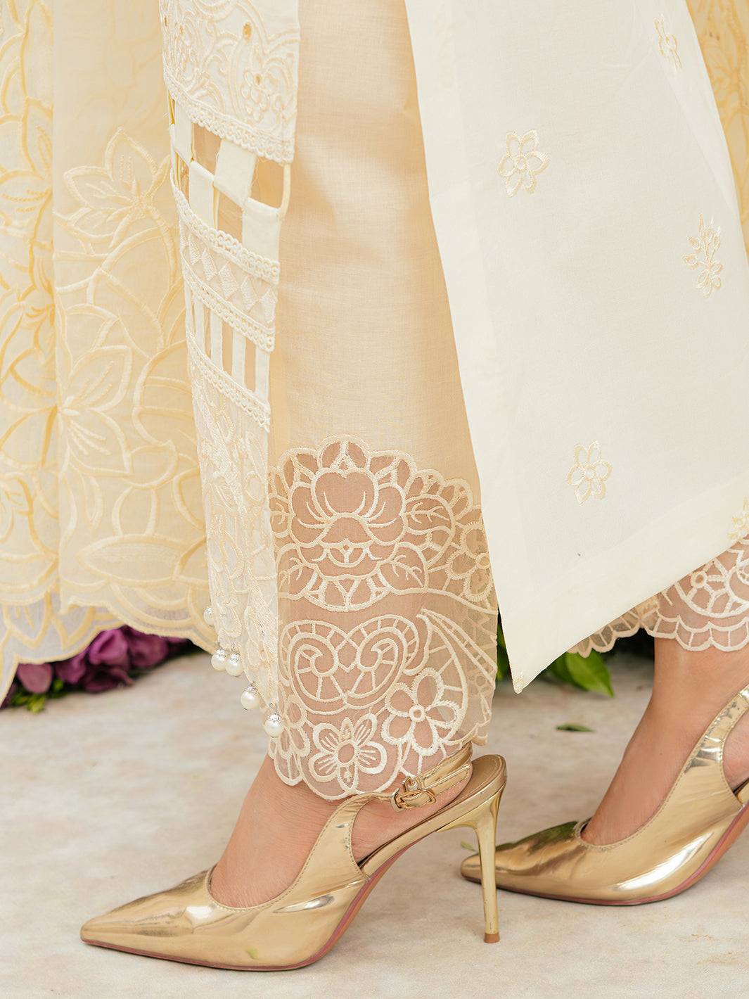 Mahnur | Allenura Luxury Lawn 24 | LUMINARY - Pakistani Designer Dress - by Mahnur | Type: Luxury - 100% Original at Saira Sultan