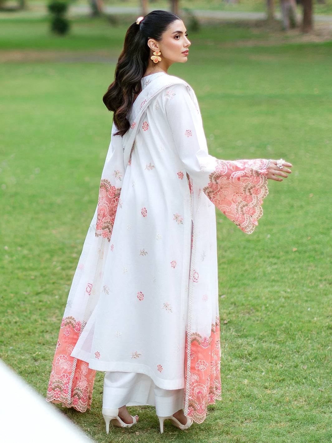 Mahnur | Sophie Luxury Lawn 25 | Lyra - Pakistani Designer Dress - by Mahnur | Type: Ladies Clothes - 100% Original at Saira Sultan