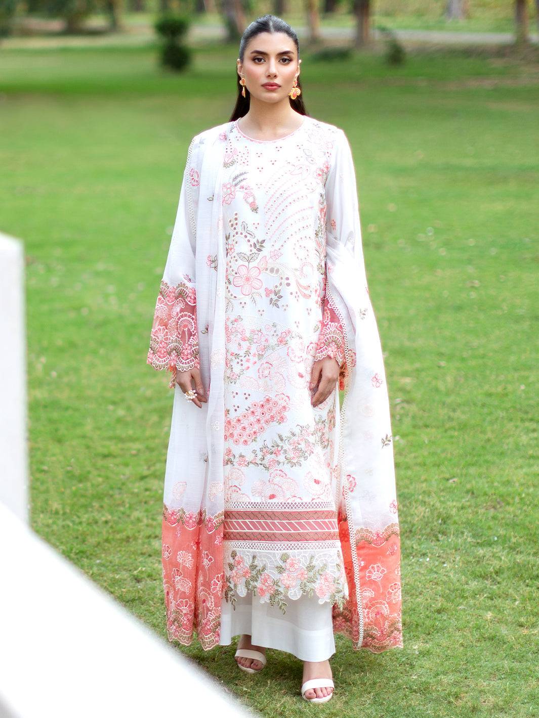 Mahnur | Sophie Luxury Lawn 25 | Lyra - Pakistani Designer Dress - by Mahnur | Type: Ladies Clothes - 100% Original at Saira Sultan