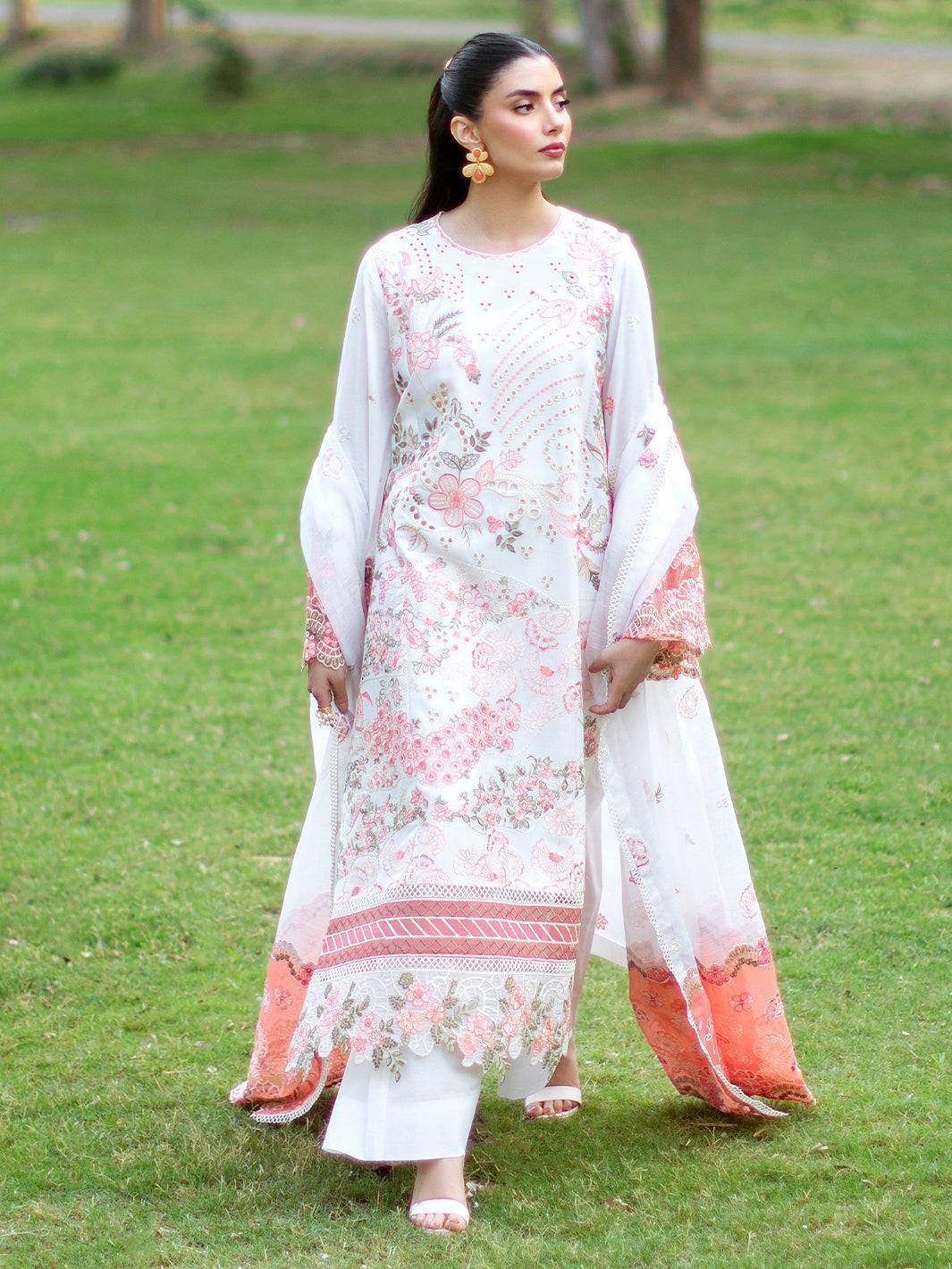 Mahnur | Sophie Luxury Lawn 25 | Lyra - Pakistani Designer Dress - by Mahnur | Type: Ladies Clothes - 100% Original at Saira Sultan