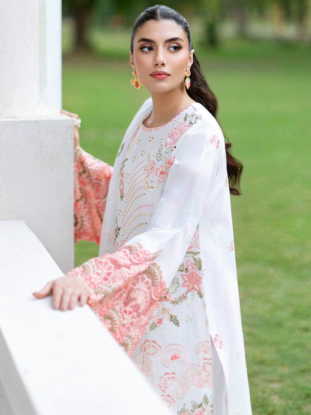 Mahnur | Sophie Luxury Lawn 25 | Lyra - Pakistani Designer Dress - by Mahnur | Type: Ladies Clothes - 100% Original at Saira Sultan