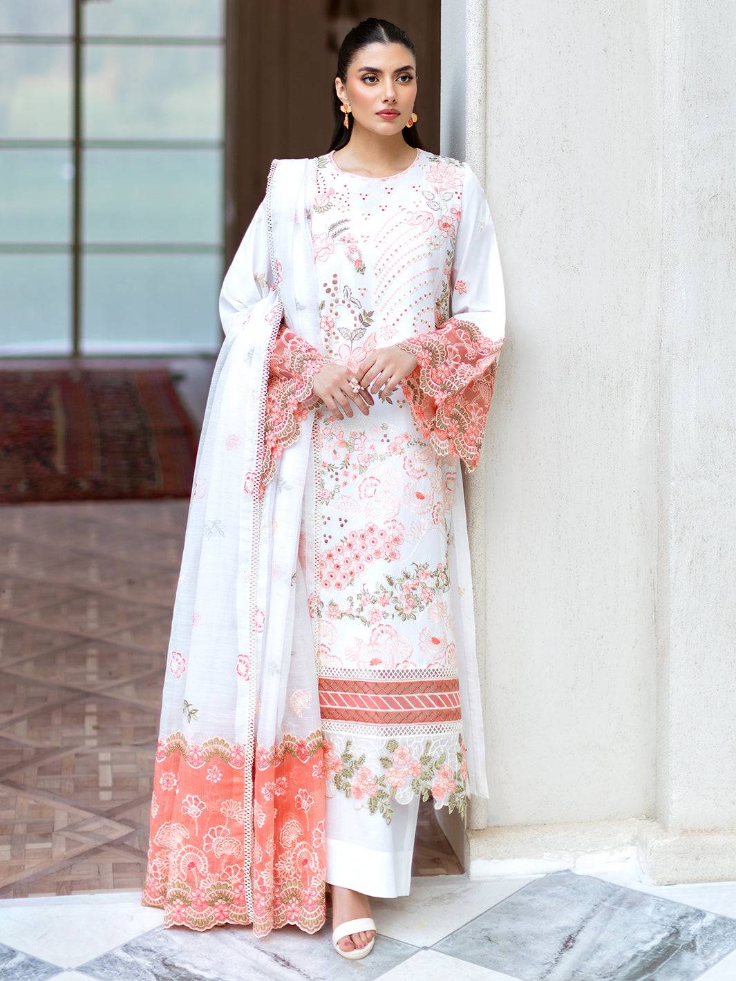 Mahnur | Sophie Luxury Lawn 25 | Lyra - Pakistani Designer Dress - by Mahnur | Type: Ladies Clothes - 100% Original at Saira Sultan