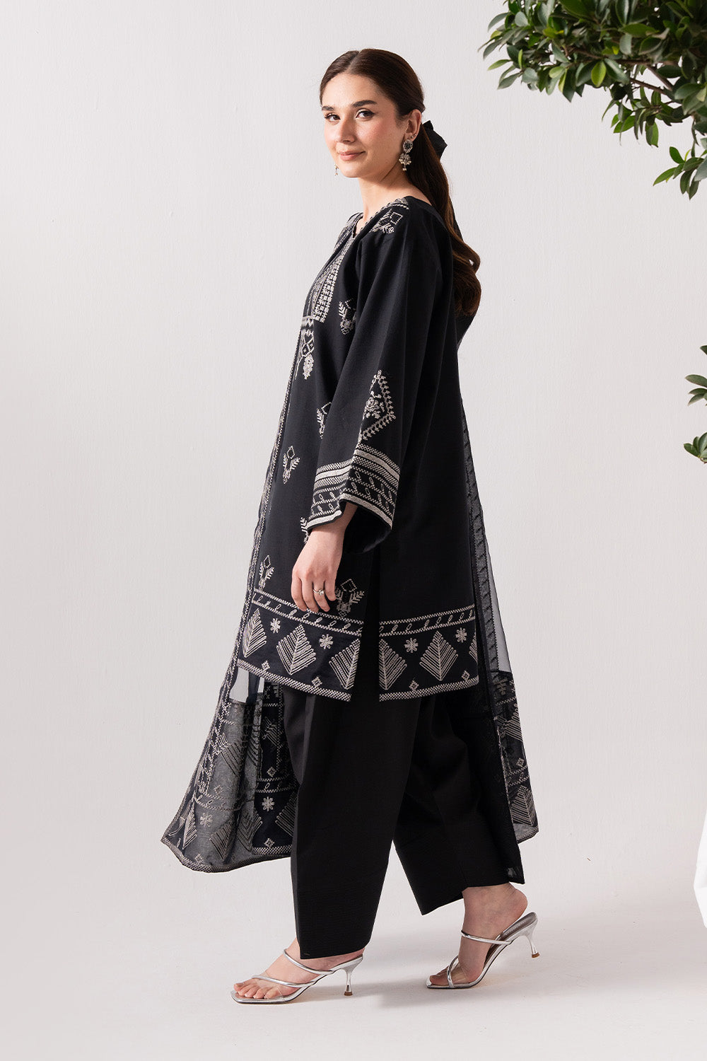 Maryum N Maria | Zuhur 25 | KAIROS M Black Lawn