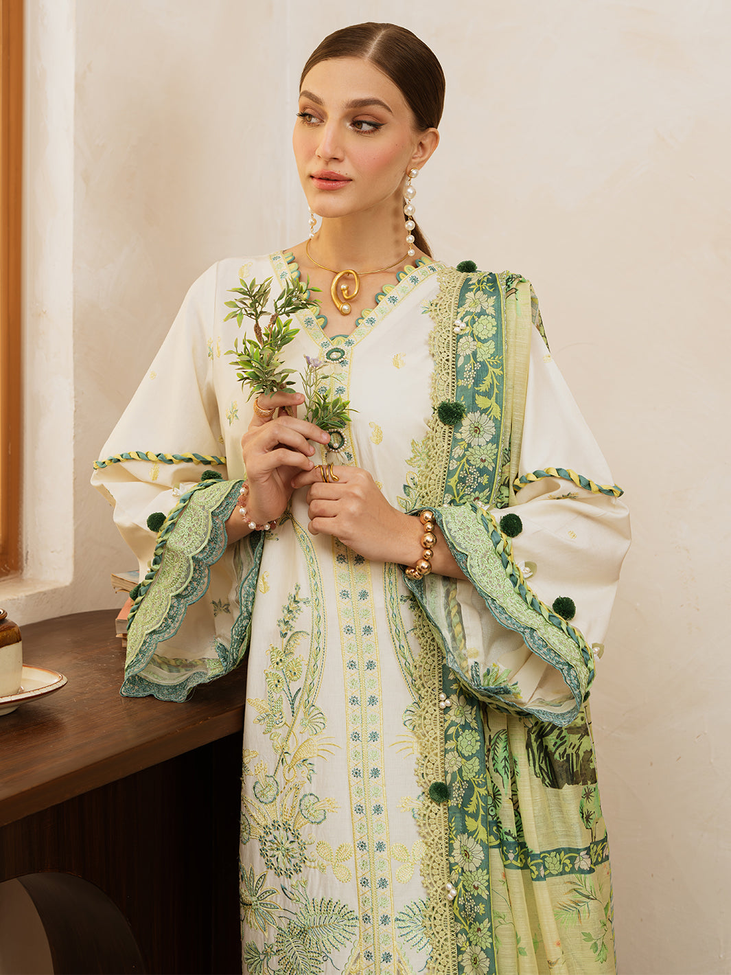Mahnur | Florence Luxury Lawn 25 | MAHGUL M Off White Lawn