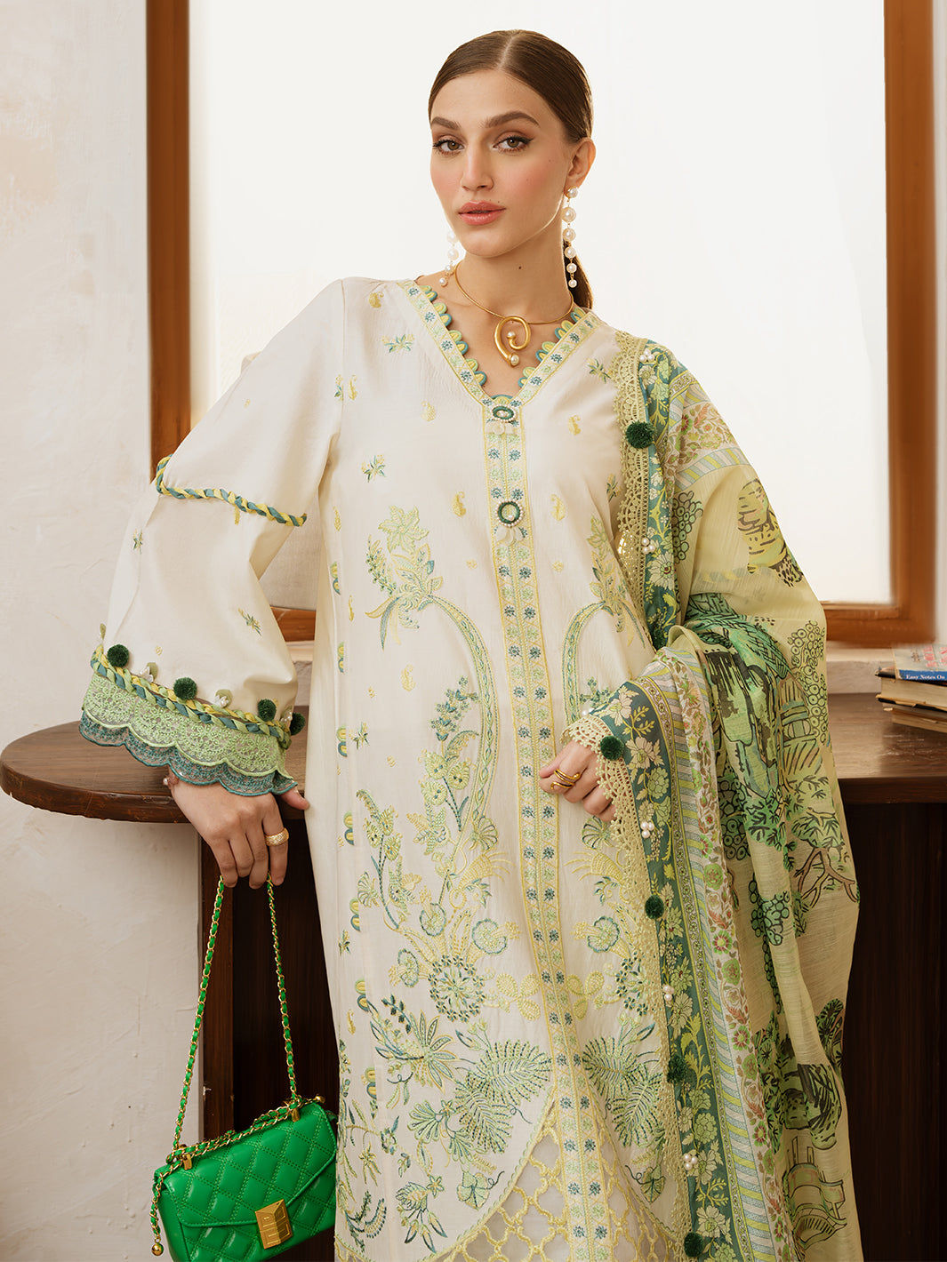 Mahnur | Florence Luxury Lawn 25 | MAHGUL L Off White Lawn