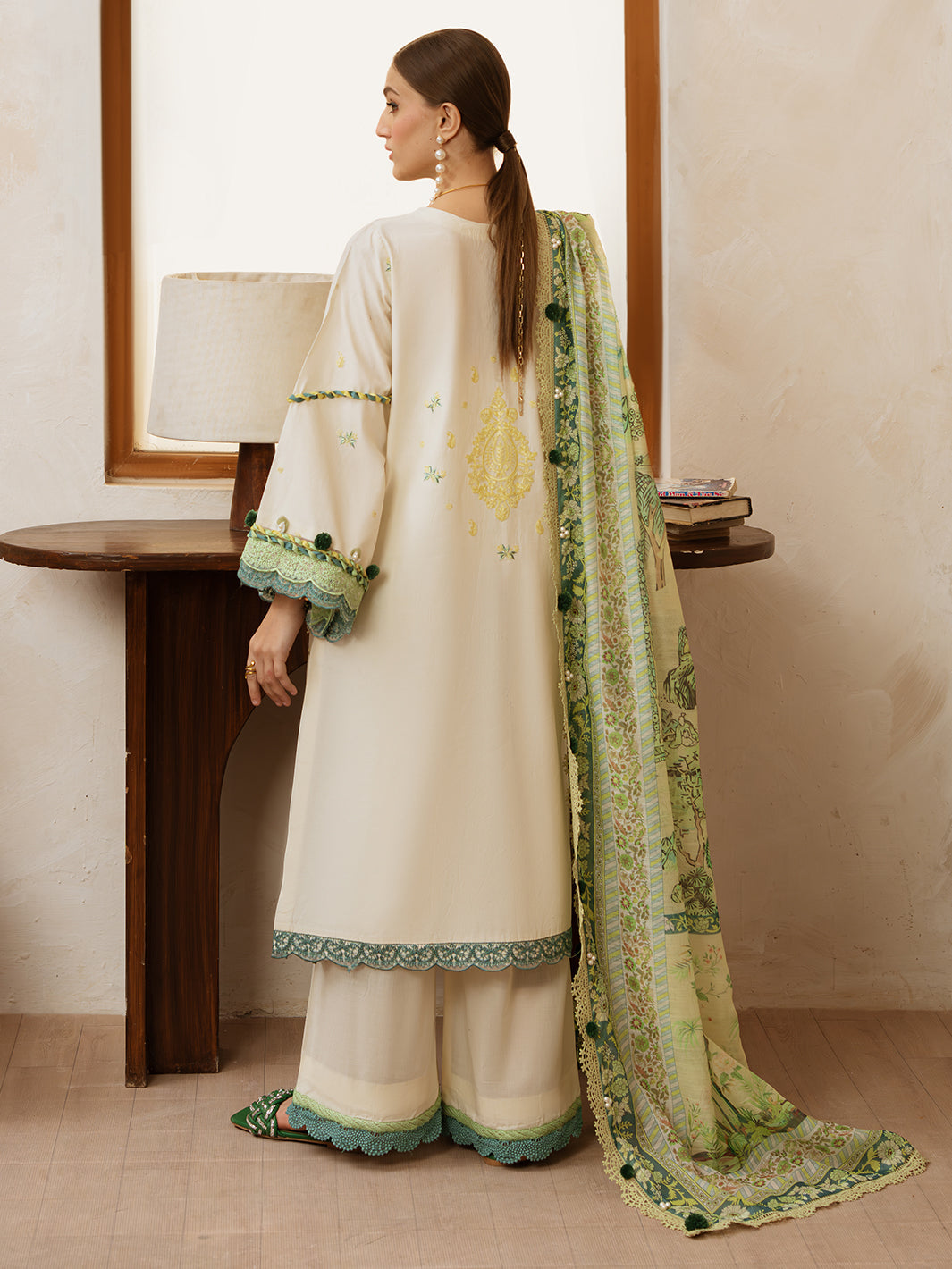 Mahnur | Florence Luxury Lawn 25 | MAHGUL XS Off White Lawn