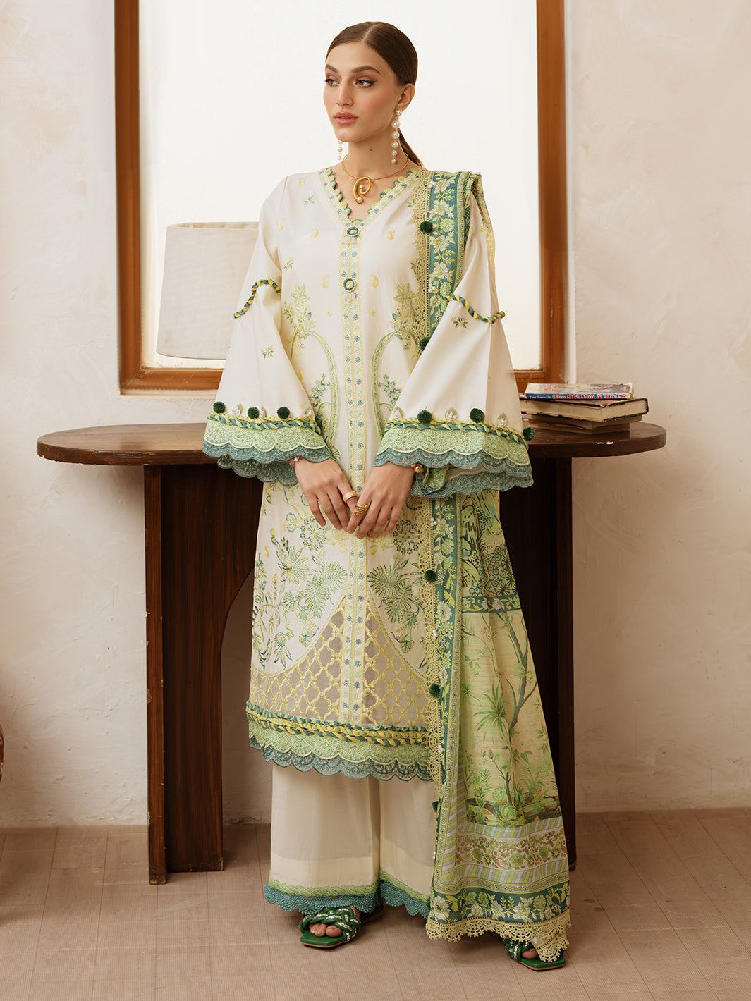 Mahnur | Florence Luxury Lawn 25 | MAHGUL XS Off White Lawn