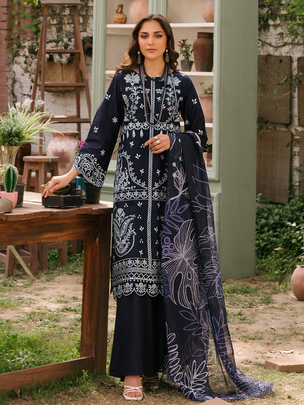Mahnur | Masakali Luxury Lawn 24 | MK 03 - B - Pakistani Designer Dress - by Mahnur | Type: Luxury - 100% Original at Saira Sultan